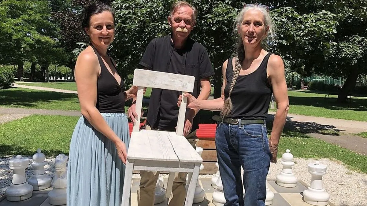 Andreas Staudinger lieferte das Konzept für „Stubenrein“, Gunilla Plank und Uli Vonbank-Schedler kuratieren. Der weiße Sessel ist heuer das „Stubenrein- Maskottchen“