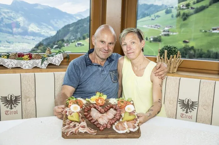 Auch beim Zillertaler Helmut (51) finden die nächsten Bewerberinnen ihren Weg auf die Alm: Helga (56) aus der Steiermark, Beata (47) aus der Eifel und die Niederösterreicherin Eveline (46), die es Helmut direkt angetan hat.