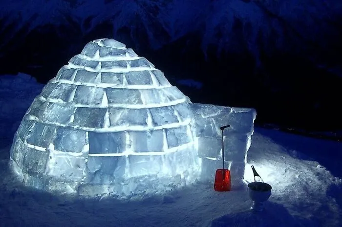 Nicht Schneeziegel werden hier zugeschnitten und aufeinandergestapelt, sondern riesige Hartgummi-Ballone in Form der späteren Zimmer aufgeblasen, Tanks für die WCs eingegraben und mit der Schneefräse wird wie wild Schnee draufgeblasen.