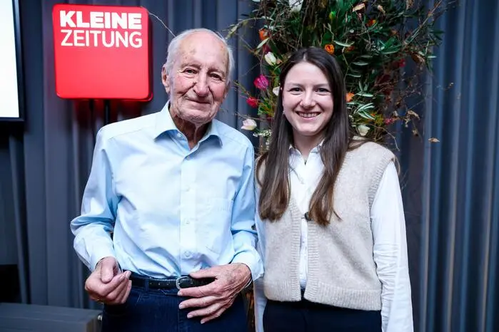 Unter die Gäste mischte sich Jung und Alt. Im Bild: Läufer Julius Holzer, nominiert in der Kategorie Sport, und Bundesrätin Antonia Herunter