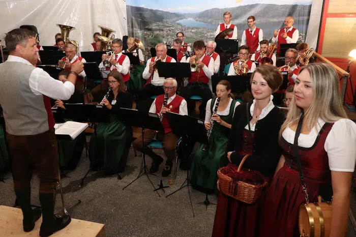 Die Trachtenkapelle Bodensdorf unter Kapellmeister Ingo Pfirrmann und Obmann Ewald Unterweger.