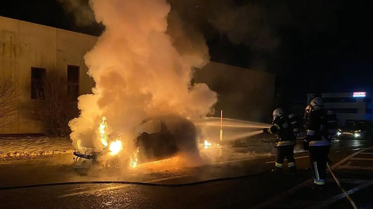 Warum das Auto zu brennen begonnen hat, ist noch unklar