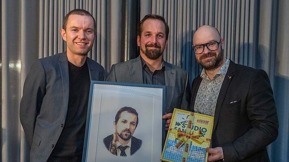 Gewinner Gernot Kratzer (Mitte) mit Redakteur Thomas Wieser (l.) und Michael Fischeneder von Sponsor &quot;Antenne Steiermark&quot; (r.)