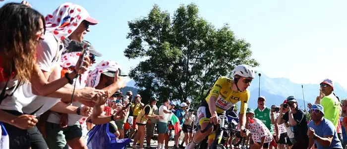 Tadej Pogačar auf dem Weg nach  Alpe d’Huez