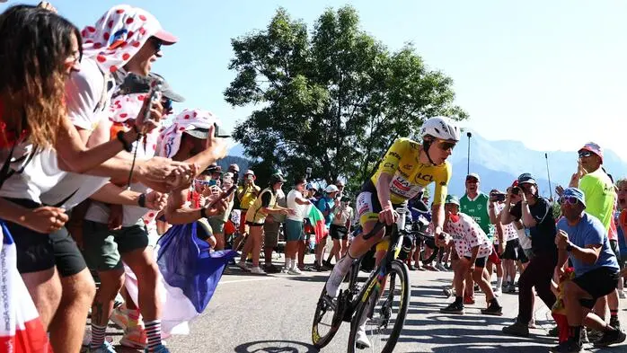  Tadej Pogačar auf dem Weg nach  Alpe d’Huez