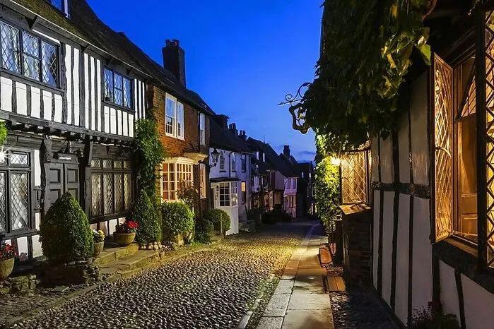 Der Süden der Insel gilt als der Garten Englands: Und unter all den vielen schönen Schmuckkästchen, die es dort gibt, ist Rye eine echte Perle. Der Ort in den Marschen von East Sussex hat sich seinen mittelalterlichen Charakter mit Fachwerkcharme bewahrt, besonders in der kopfsteingepflasterten Mermaid Street. Im dortigen "Mermaid Inn" sollte man einkehren - er war einst Treffpunkt von Schmugglern.