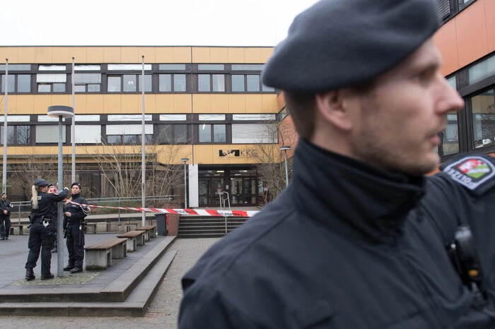 Die Polizei ist noch vor Ort, Seelsorger kümmerten sich um Lehrer, Schüler sowie Eltern.