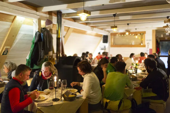 Gemütliche Atmosphäre und köstliches Essen gibt es in den Hütten im Skigebiet (am Bild das Rifugio Tamai)
