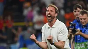 10.07.2024, xjrdrx, Fussball EM 2024 1/2 Finale, England - Niederlande emspor, v.l. Trainer Head Coach Gareth Southgate England jubeln / jubelt nach Spielende / celebrate at the end of the match. DFL/DFB REGULATIONS PROHIBIT ANY USE OF PHOTOGRAPHS as IMAGE SEQUENCES and/or QUASI-VIDEO Dortmund *** 10 07 2024, xjrdrx, Football EM 2024 1 2 Final, England Netherlands emspor, v l Coach Head Coach Gareth Southgate England cheer celebrate at the end of the match DFL DFB REGULATIONS PROHIBIT ANY USE OF PHOTOGRAPHS as IMAGE SEQUENCES and or QUASI VIDEO Dortmund