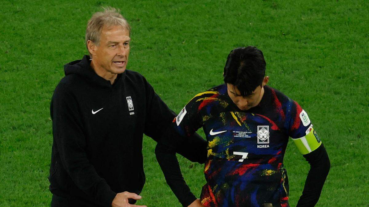 Jürgen Klinsmann mit seinem an der Hand verletzten Kapitän Heung-min Son