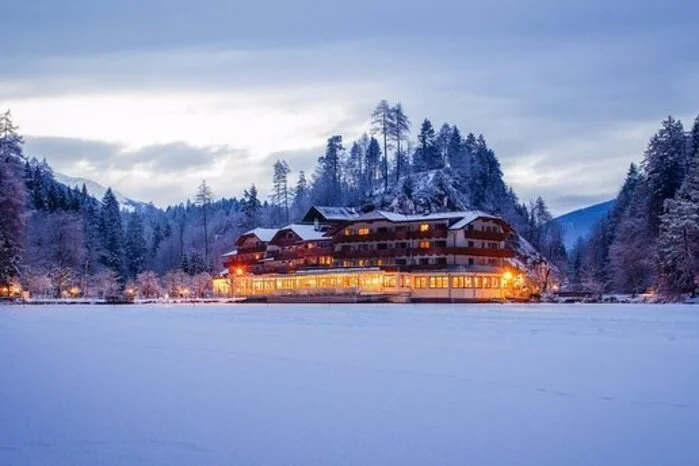 Das Vier-Sterne-Superior-Haus Parkhotel Tristachersee liegt inmitten des Panoramas der Lienzer Dolomiten und an einem idyllischen See mitten in den Wäldern. Dessen Wasser kann im Sommer bis zu 25 Grad Celsius warm werden.