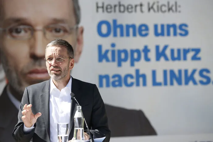 "Ich bin ein Freund des Zack-Zack, denn Zick-Zack ist das, was die ÖVP macht." - FPÖ-Listenzweiter Herbert Kickl definiert seinen "geraden Weg". "Es gibt welche, die für die Heimat eintreten, das sind wir, und dann gibt es andere, die auf die Heimat eintreten, das sind die linken Vögel, die mich als Innenminister entfernt haben." - Hauptsache treten, nochmals Kickl.