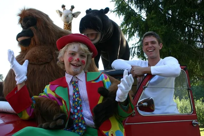 Die Anfänge: 2010 hieß es noch "Der kleinste Circus der Welt": Leon (Jahrgang 2001) und Dimitri (Jahrgang 1988) tourten noch mit ihrer 2CV-Ente und den Plüschtieren durch das Land.