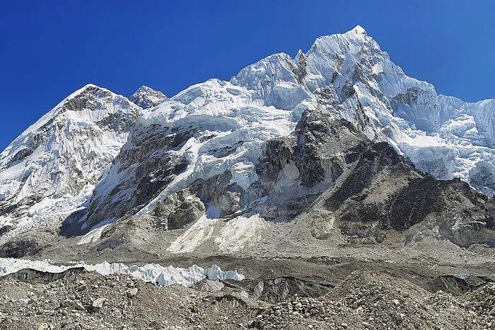 Zumindest 14 Tage sollte man für diese Runde einplanen, besser noch drei Wochen, um wirklich alle Highlights auf der Tour voll auskosten zu können. Und wer dann noch Zeit und Energie hat, macht einen Abstecher zum Mount-Everest-Basiscamp, um den Berg der Berge mit eigenen Augen zu sehen.