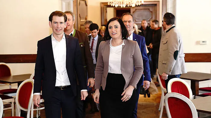 Kanzler Sebastian Kurz und Ministerin Elisabeth Köstinger traten mit über 200 Zuhörern im Schloss Porcia in den Dialog.