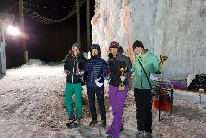 Vier Damen schafften es bei den Österreichischen Meisterschaften im Eisklettern im ÖAV-Freizeitzentrum in Mauthen ins Finale.