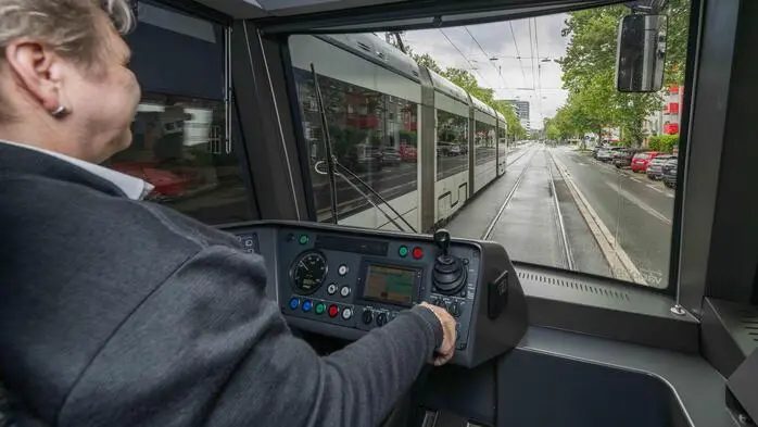 Sabine Wagner unterwegs in der Conrad-von-Hötzendorf-Straße