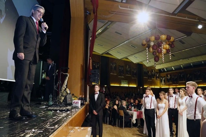 Direktor Peter Pommer eröffnete nach der graziös choreografierten Polonaise...