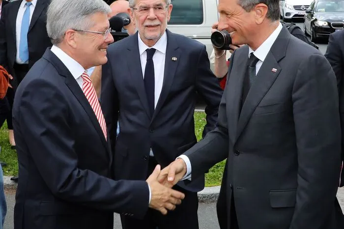 Peter Kaiser begrüßt den slowenischen Präsidenten Borut Pahor unter den Blicken vom österreichischen Präsidenten Alexander van der Bellen.