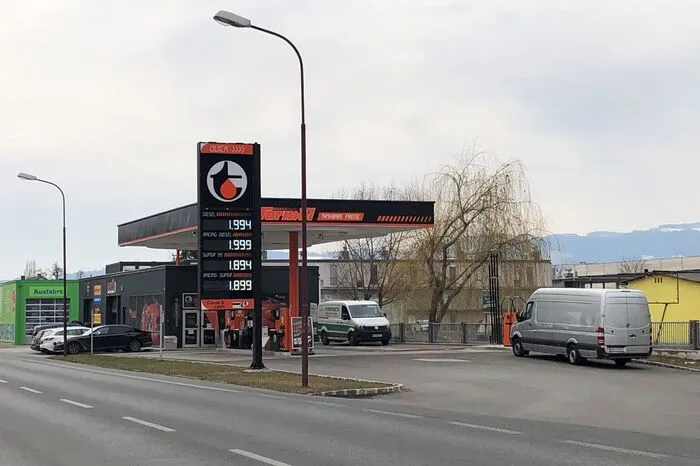 Am Dienstag, 15. März, um 12.30 Uhr warf der ÖAMTC auf seiner Homepage Turmöl an der Packer Straße in Wolfsberg Nord als günstigste Tankstelle aus. Benzin kostete zu diesem Zeitpunkt 1,894 Euro pro Liter, für einen Liter Diesel mussten Autofahrer 1,994 Euro berappen.