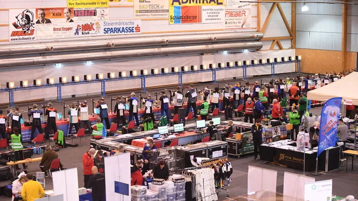 Es ist ein beeindruckendes Bild, das die Sportschützen in der Weizer Stadthalle abgeben.