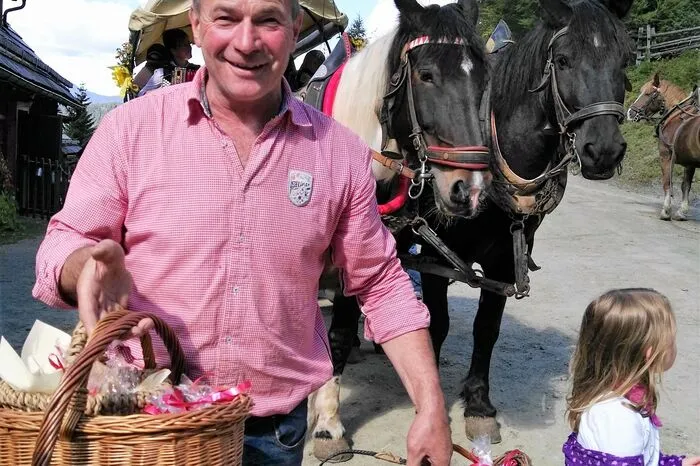 Zuvor gab es noch einen zünftigen Frühschoppen mit einer Almmesse bei der Pritzhütte. Da durfte auch Hüttenwirt Andreas Neuschitzer mit den "Schozagalen" nicht fehlen.
