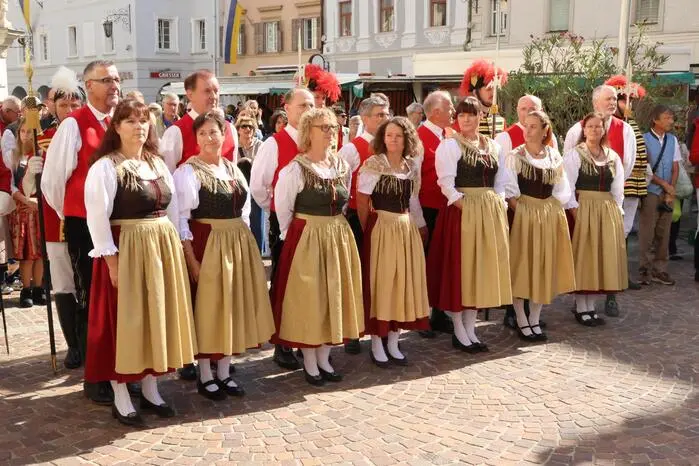 Am Samstag wurde in der alten Herzogstadt die traditionelle Marktfreyung unter der Mitwirkung der Volkstumsgemeinschaft St. Veit (Foto) und der Bürgerlichen Trabantengarde am Hauptplatz feierlich aufgestellt und somit der Countdown zum 663. St. Veiter eingeläutet. Und so waren zahlreiche Einkaufslustige vor das Rathaus der Herzogstadt gekommen, um sich dieses alte Schauspiel nicht entgehen zu lassen. 