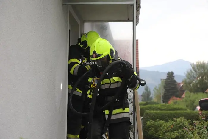 Nach rund eineinhalb Stunden konnten die Einsatzkräfte den Brand löschen und den Einsatz erfolgreich beenden. Die Ursache des Brandes ist bisher noch nicht bekannt.