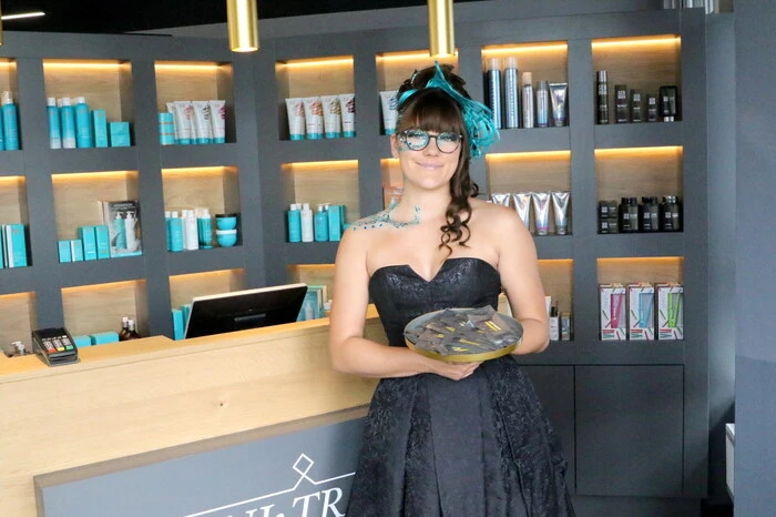 Übrigens: Sich die Haare schneiden lassen und sich danach einen Cafe oder Drink im Raum nebenan genehmigen: Das bietet sich also in Brückl bestens an.