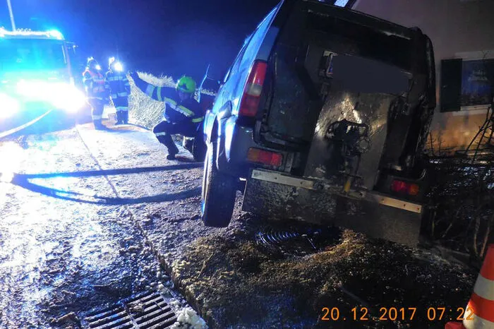 Bei der Erkundung durch die ersteingetroffenen Einsatzkräfte stellte sich heraus, dass ein Fahrzeug von der Straße abgekommen war, eine Hallenwand touchierte und am Straßenrand zum Stehen kam. Der Lenker war nicht im PKW eingeklemmt und wurde bereits vom Notarzt des Roten Kreuzes versorgt.