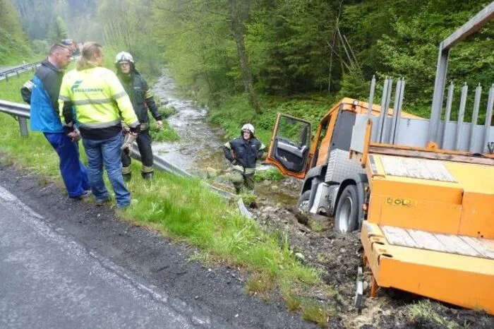 Mit Spezialfahrzeugen konnte der Laster schließlich geborgen werden.