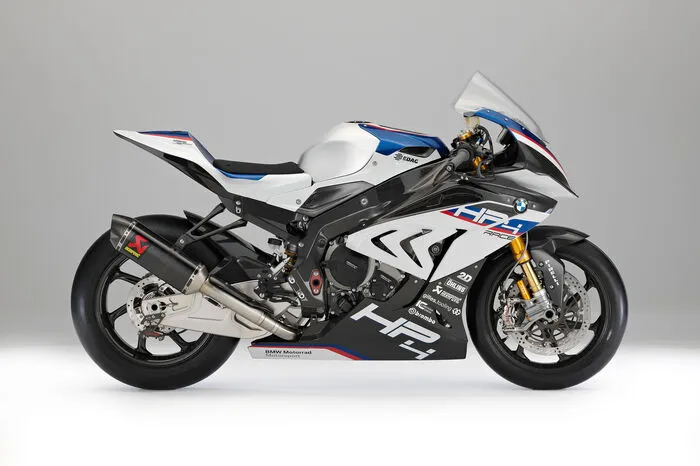 Gekoppelt ist der Motor an ein Sechsgang-Renngetriebe mit optimierten Übersetzungsstufen und verschiedenen Sekundärübersetzungen. Im Sinne des Leichtbaus verfügt die HP4 Race über eine gewichtsoptimierte Bordelektrik. Eine Fülle von Informationen liefert das 2D Dashboard mit auslesbarem Datenspeicher.