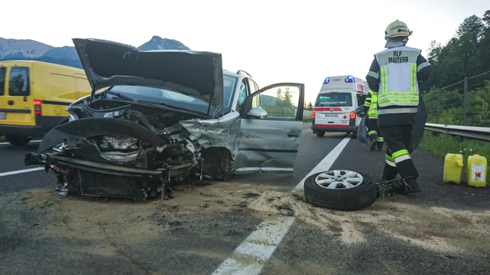 In den Morgenstunden des 29. Juli 2017 ist es auf der A9 der Pyhrn Autobahn kurz nach der Auffahrt Mautern in Fahrtrichtung Slowenien zu einem Verkehrsunfall mit einem PKW gekommen.