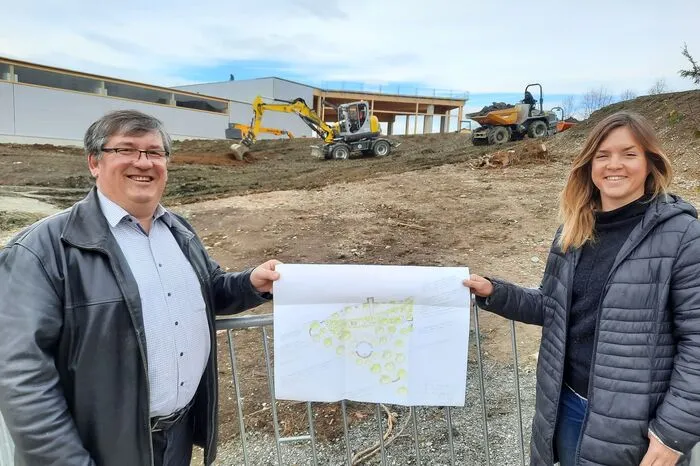 Pfarrer Giovanni Prietl und Meistergärnterin Anna Angermann vor der Baustelle.