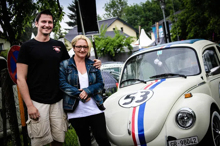 Thomas Thiele, Samedan bei St. Moritz, Schweiz, Werkstattchef„Eigentlich war es meine Freundin Jeanette, die unbedingt einen Käfer wollte. Und dann hab ich diesen hier entdeckt, natürlich in einem viel schlechteren Zustand, und habe ihn für sie gekauft. Bekommen hat sie aber zuerst ein Käfer-Modellauto mit den Worten „Wenn du ihn brav pflegst, wird er vielleicht wachsen“. In einem halben Jahr habe ich den Käfer dann zerlegt und komplett neu aufgebaut. Dass er aussieht wir „Herbie“ war unser gemeinsamer Wunsch. Wenn wir durch Reifnitz fahren werden wir ständig fotografiert, das macht einen schon stolz.“