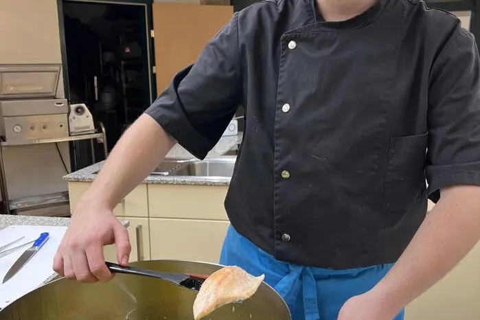 In der Küche arbeiteten die Schülerinnen und Schüler mit viel Präzision. Unterstützt wurden sie von Absolvent Moritz Kristandl sowie von den Lehrkräften aus den Bereichen Ernährung und Küchenführung, Haushaltsmanagement und Service. 