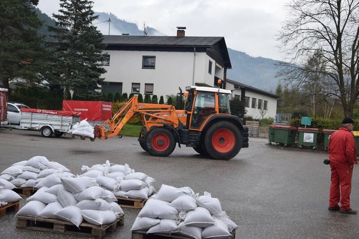Die Freiwilligen Feuerwehren Lavamünd, Ettendorf und Hart stehen seit Samstag im Einsatz und bringen Sandsäcke, Barrieren usw. an.