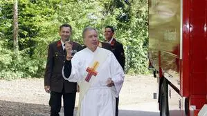 Das neue Fahrzeug wurde von Diakon Gottfried Kriendlhofer feierlich gesegnet