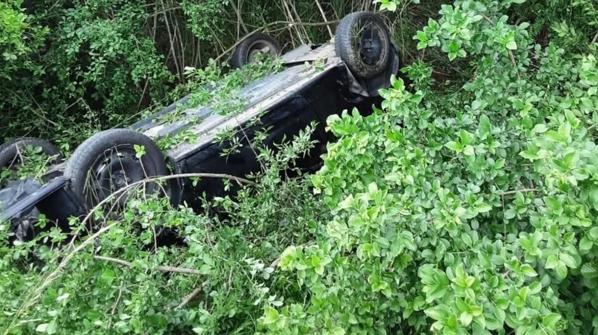 Der Pkw überschlug sich und landete im Straßengraben
