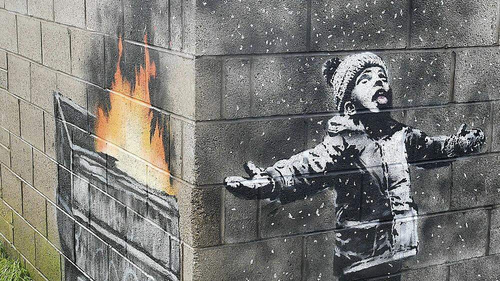 Banksys Werk an einer  Garagenwand in Wales