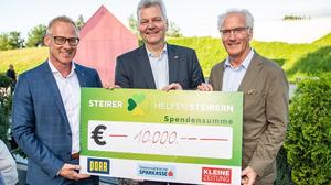 10.000-Euro-Scheck für unsere Hilfsaktion