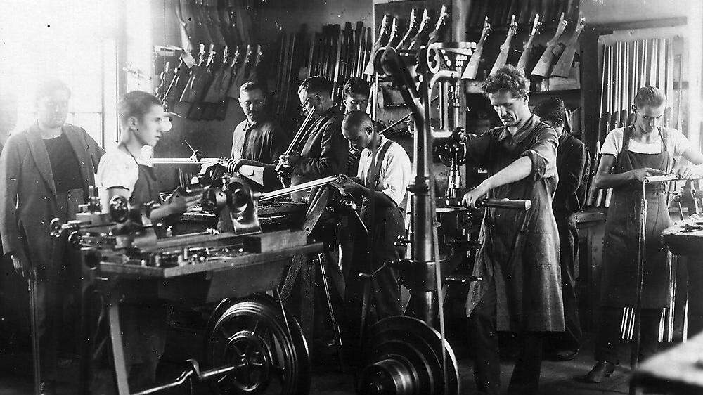 Vollbetrieb in der alten Werkstätte der Firma Sodia um das Jahr 1930