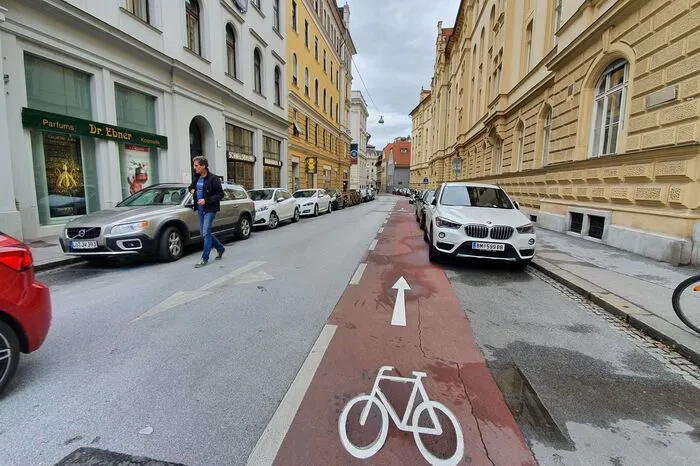 Die Raubergasse, eine Einbahn für Pkw, führt vom Casino in der Landhausgasse weg hinter dem Joanneum vorbei.