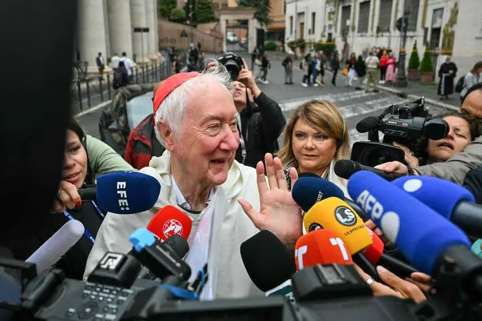 Das Medieninteresse ist folglich auch groß. Hier stellt sich der englische Kardinal Timothy Peter Joseph Radcliffe den Fragen der Reporter.
