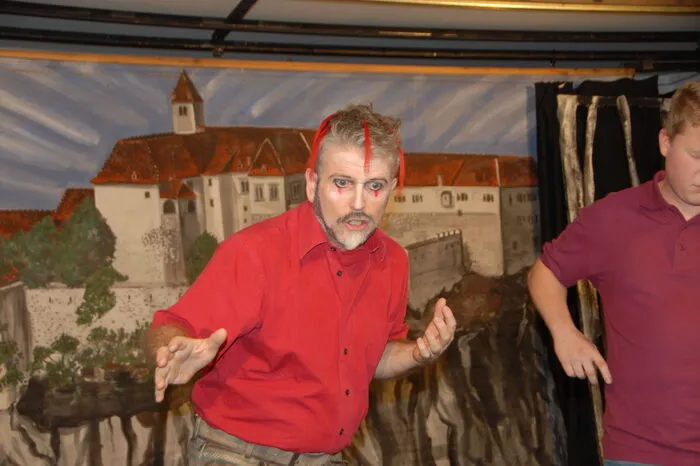 Peter Kalita gibt einen mitreißenden Mephisto