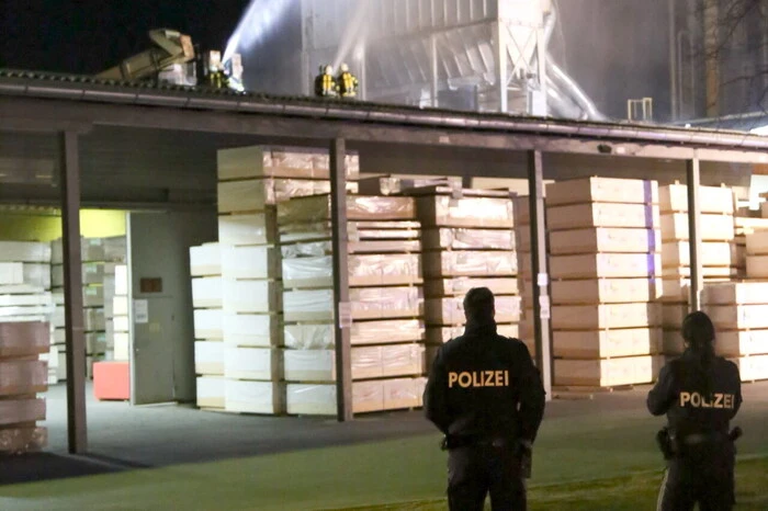 Grund des Großeinsatzes der Florianijünger war ein Brand in der Holzindustrie Tilly in der Krappfelder Straße in Althofen.