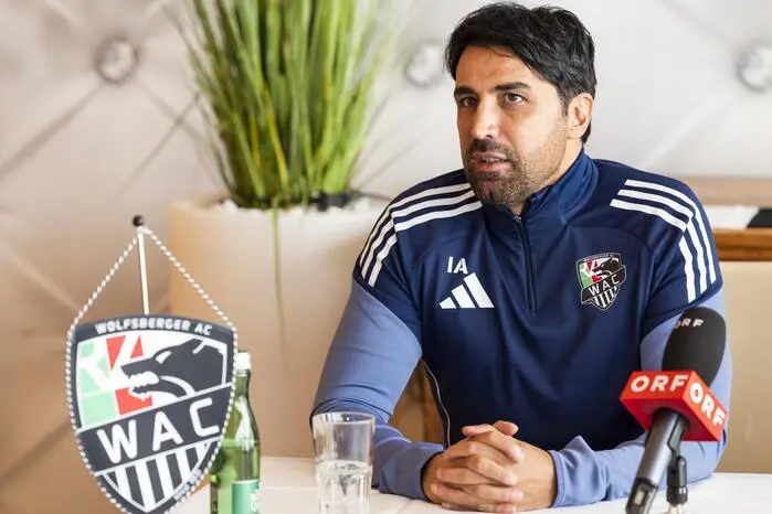 ABD0105_20251113 - WOLFSBERG - ÖSTERREICH: Isamil Atalan (RZ Pellets WAC) bei der Pressekonferenz anlässlich seiner Vorstellung als neuer WAC-Trainer am Donnerstag, 13. November 2025, in Wolfsberg. - FOTO: APA/WOLFGANG JANNACH