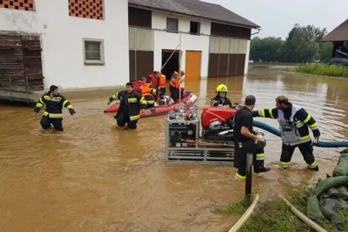 Heftige Regenfälle gingen im Mai in den Bezirken Deutschlandsberg und Leibnitz nieder. Ein Auto wurde von den Wassermassen in Bad Gams eingeschlossen, eine Person war in Frauental in ihrem Haus eingeschlossen.