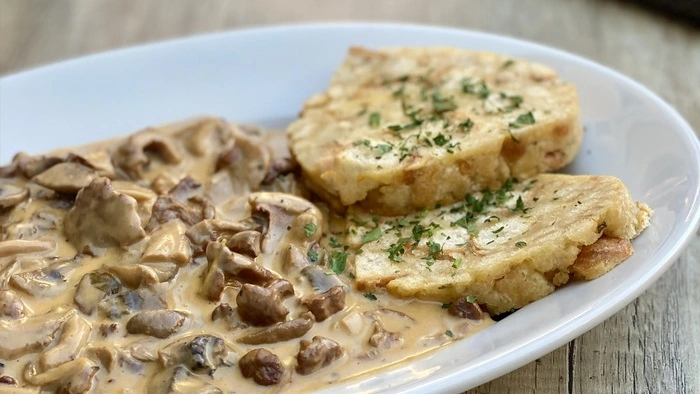 Schwammerlrahmsauce mit Serviettenknödel mit genau dem richtigen Säurekontrapunkt.