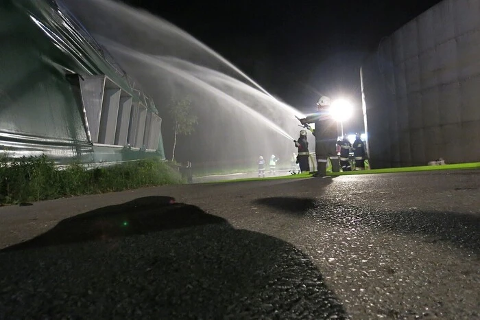 Für das Löschwasser musste eine 240 Meter lange Zubringerleitung gelegt werden.